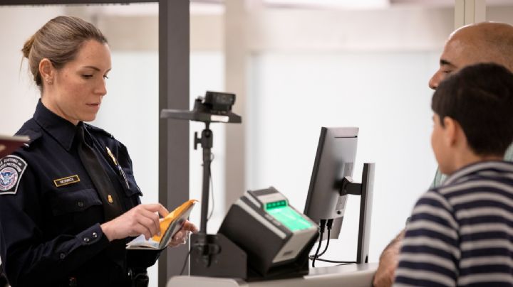 ¿Cuánto dinero se debe llevar en efectivo para cruzar a EU si el agente de CBP pregunta?