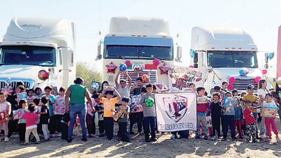 Cientos de niños de tres colonias recibieron a los traileros con mucha alegría.