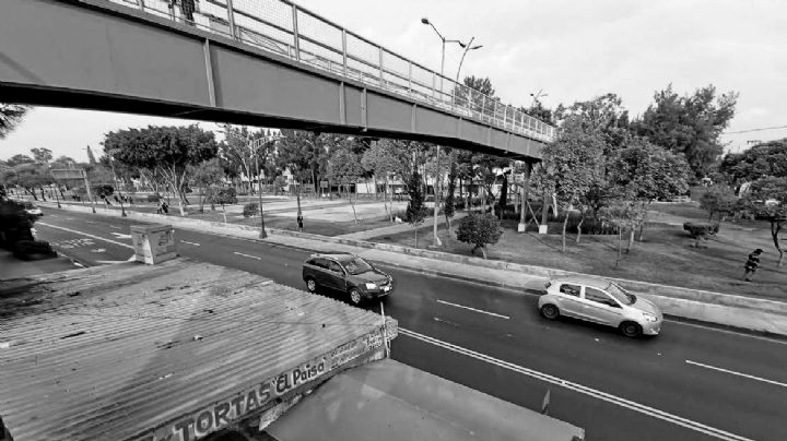 Mujer intenta saltar de puente; estaba deprimida por la muerte de su hijo