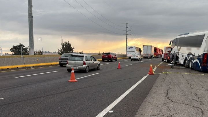 Encontronazo entre autobús y camioneta deja dos muertos; venían de celebrar la Navidad