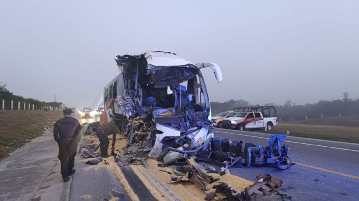 Familiares reclaman a niña que sobrevivió a choque de autobús en Tamaulipas; su madre murió en el accidente