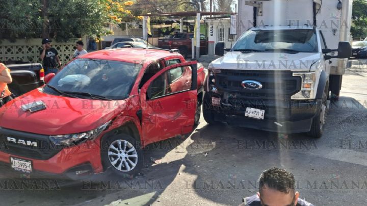 Matrimonio es embestido por camión de carga en Nuevo Laredo; le destrozaron camioneta del año