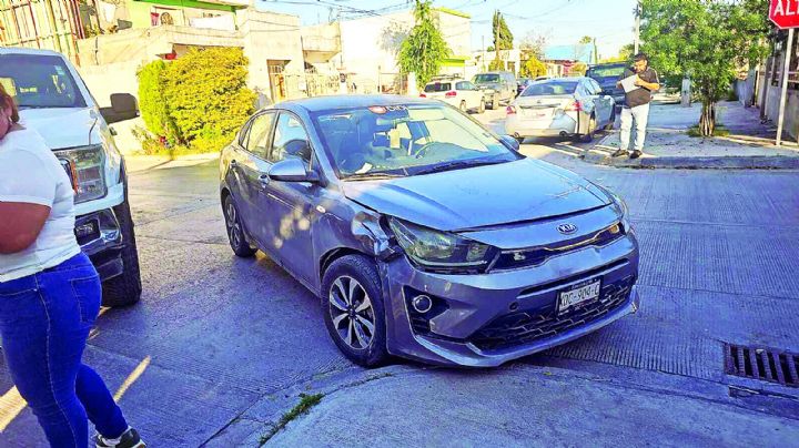 Mujer se vuela el alto y estrella su DiDi con camioneta en la colonia Pancho Villa en Nuevo Laredo