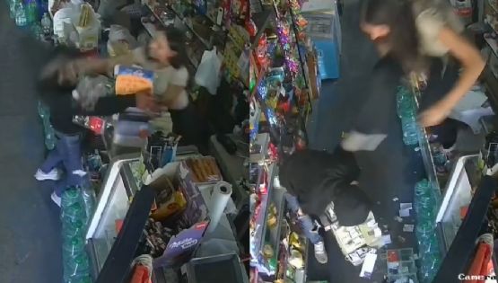 MOMENTO EXACTO en que hombre intenta asaltar una tienda y empleada lo detiene a golpes y patadas
