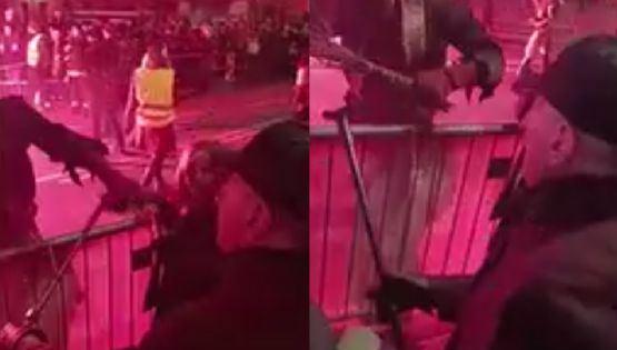 A 'bastonazos' hombre de la tercera edad ataca a participantes de un desfile navideño