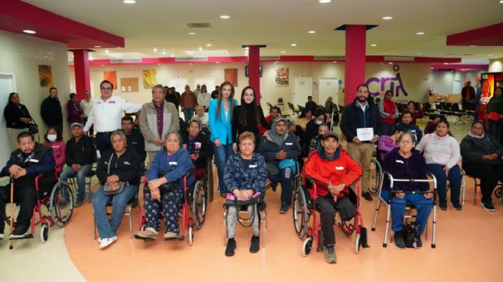 DIF entrega aparatos funcionales y recibe donativo de 100 sillas de ruedas para personas con discapacidad