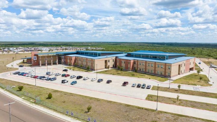 Estudiante de Laredo recibe correctivo por llevar arma de combate en su vehículo 
