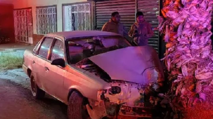 Menores destrozan auto y viven para contarlo; chocaron contra palma frente a su casa