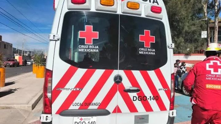 Joven esquiva a perrito, pero termina en el hospital tras volcar aparatosamente