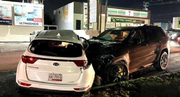 Director de escuela provoca fuerte choque; lo arrastraron más de 20 metros