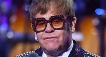 La salud de Elton John se deteriora; el músico confirma que perdió la vista