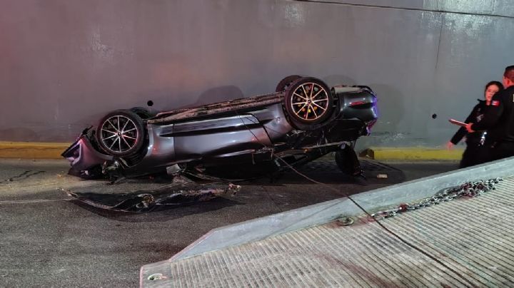 Impresionante volcadura en carretera Torreón-Matamoros; Mustang queda destrozado tras choque en túnel