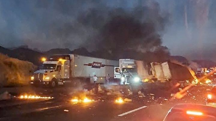 Arde autopista a Saltillo y la cierran por incendio de tráiler en García, Nuevo León | VIDEO