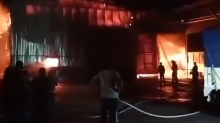 Globo de cantoya desata infierno en fábrica de colchones y causa pánico en Estado de México