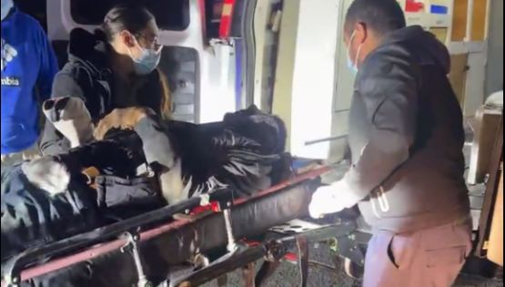 Hombre trata de robar cable, pero cae de poste de CFE; está grave