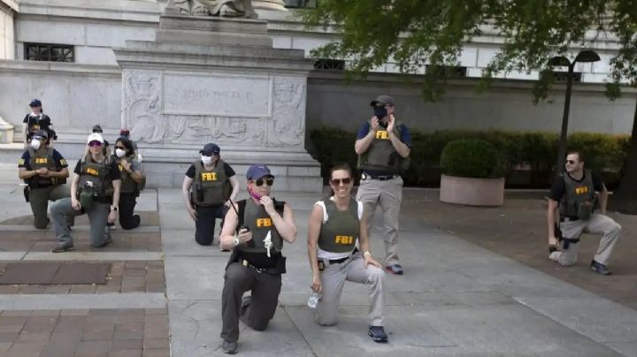 12 agentes del FBI fueron despedidos por arrodillarse en unas protestas; piden recuperar sus trabajos