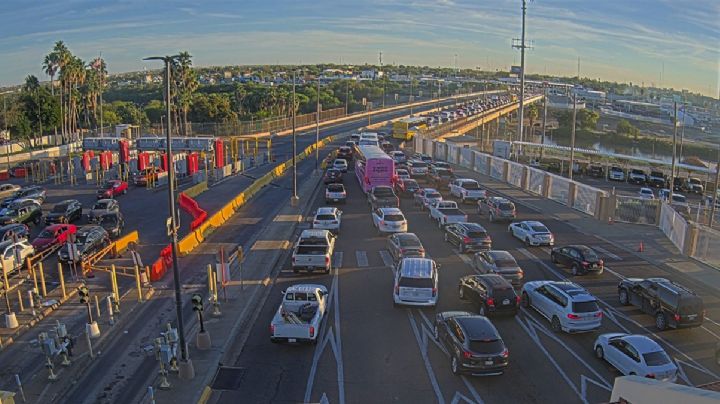Largas filas en los puentes internacionales de Laredo a Nuevo Laredo; el mundo al revés
