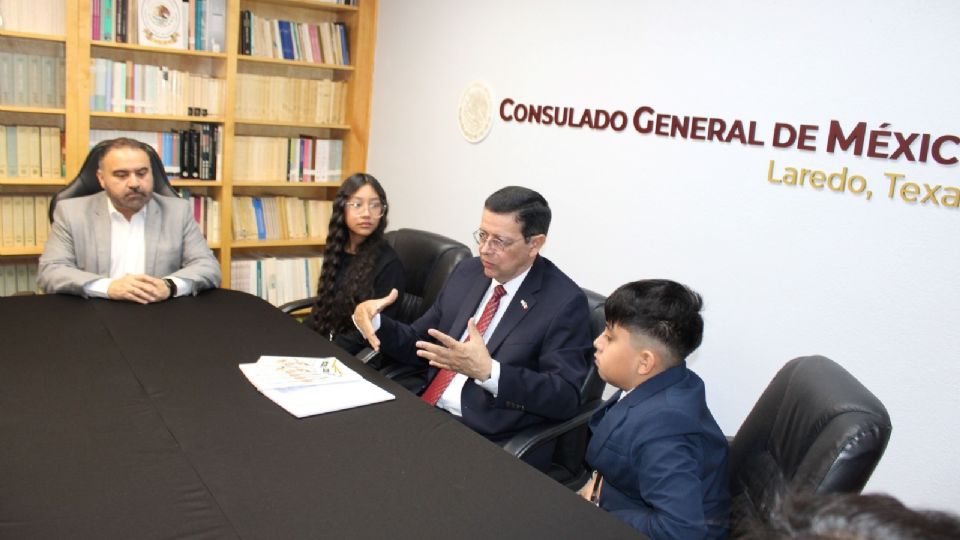 Alumnos fueron Cónsules por un día.