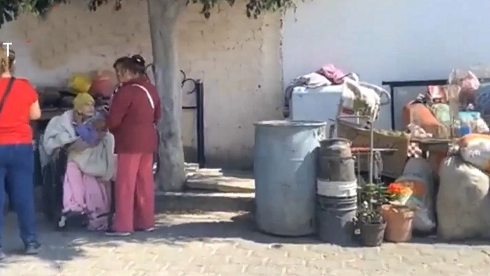 Su propio hijo la dejó en la calle.