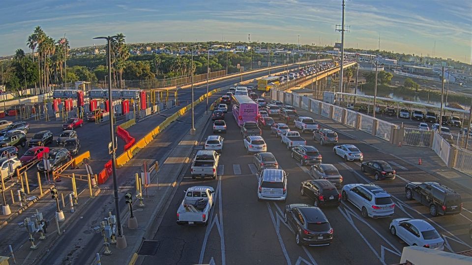 Largas filas se forman de norte a sur.