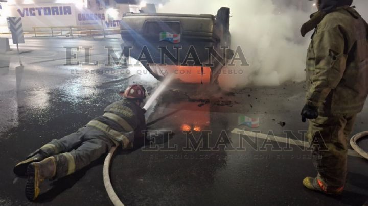 Nuevo Laredo: impactante volcadura en Calzada de Los Héroes provoca incendio de vehículo