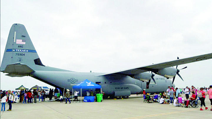 Pese a incidente, es todo un éxito show aéreo en Laredo, Texas