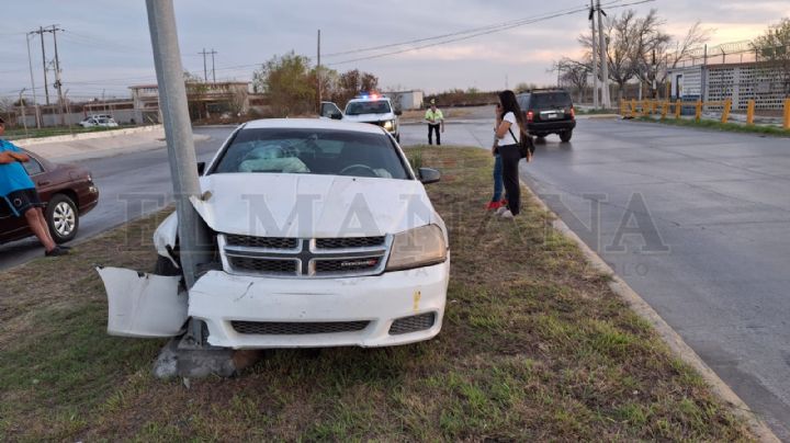 Nuevo Laredo: joven se estrella contra poste de luz en Bulevar Dos Laredos; salvó la vida de milagro