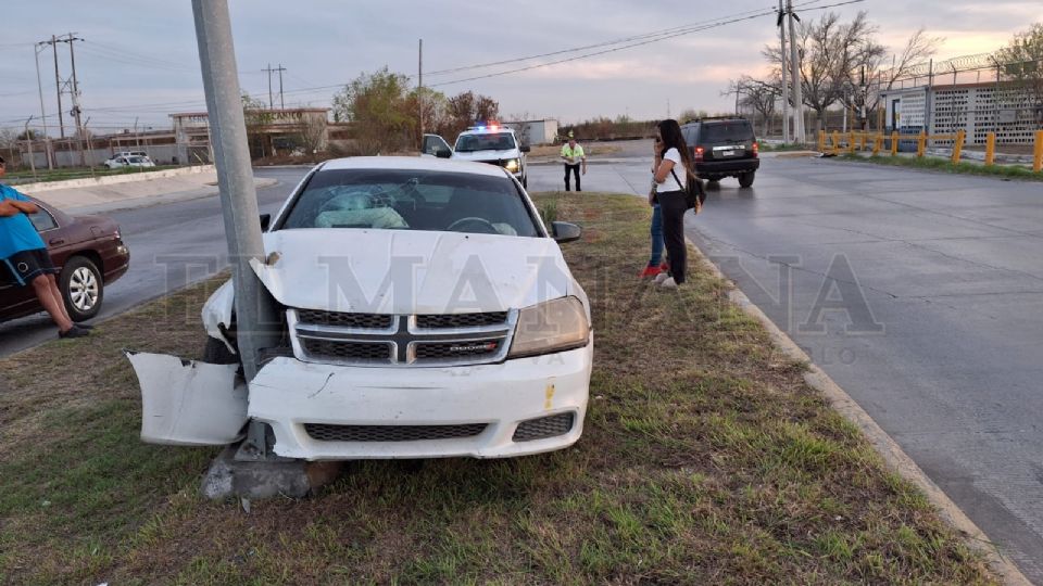 La falta de precaución al volante de la condcutora fue el causante de este accidente vial que dejó daños materiales