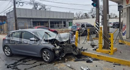 Nuevo Laredo: por saltarse el alto, joven conductor termina en aparatoso accidente en la Colonia Juárez