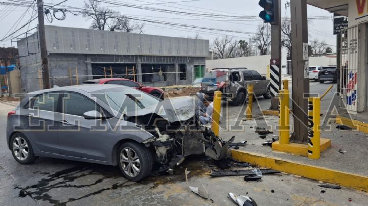 Nuevo Laredo: por saltarse el alto, joven conductor termina en aparatoso accidente en la Colonia Juárez