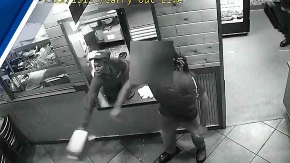 La empleada de un establecimiento arrojó aceite hirviendo a un par de clientes