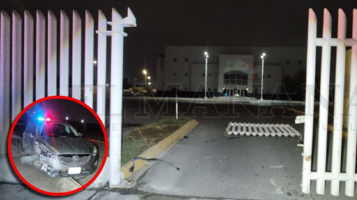 Joven termina impactando su auto en el portón principal del Palacio de Justicia de Nuevo Laredo
