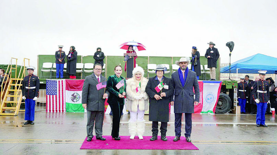 La ceremonia se realizó a mitad del Puente Internacional Juárez-Lincoln.