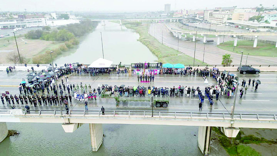 Pese a las bajas temperaturas y el clima frío, la ceremonia se llevó a cabo.