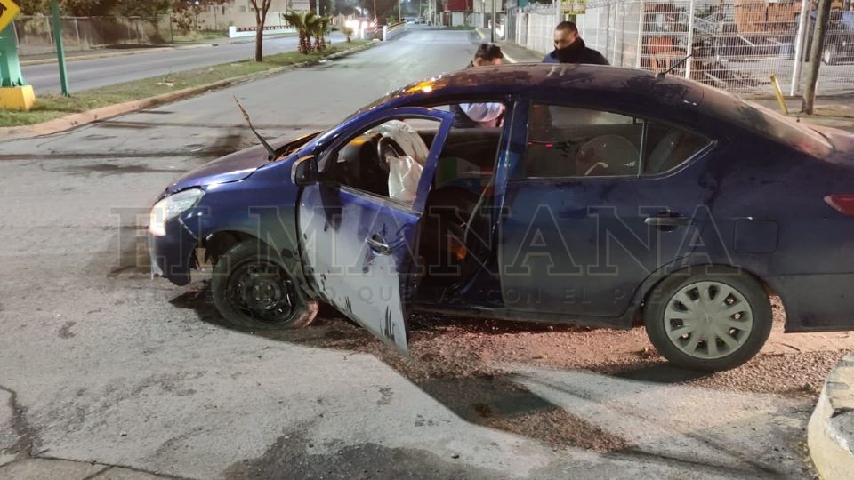 El impacto fue tan fuerte que activó las bolsas de aire de seguridad de la unidad, protegiendo a su conductor de un golpe más severo