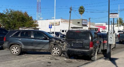 Mario le saca la vuelta a carro, pero destroza 2 autos frente al Hospital General en Nuevo Laredo