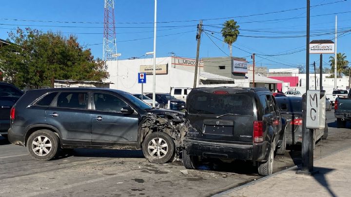 Mario le saca la vuelta a carro, pero destroza 2 autos frente al Hospital General en Nuevo Laredo