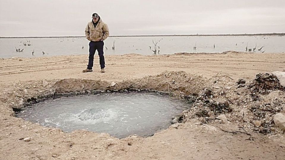 Hawk Dunlap muestra un brote con agua contaminada que se ha filtrado desde un antiguo pozo en el
condado de Pecos.