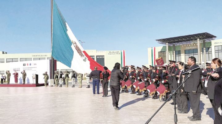 Reciben con honor Bandera de México en Nuevo Laredo