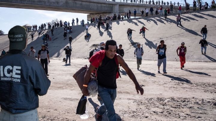 'Me divierte verlos correr': Hombre se viste como agente de ICE para asustar a migrantes