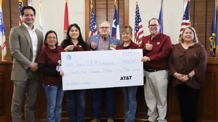 AT&T dona 25 mil dólares para alfabetización digital y laptops gratis en Webb County