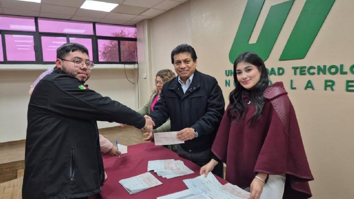 Entregan becas a jóvenes en la Universidad Tecnológica de Nuevo Laredo