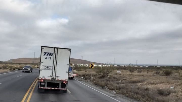 Operadores de tráileres exigen que paren las largas filas; un cruce les lleva más de cuatro horas