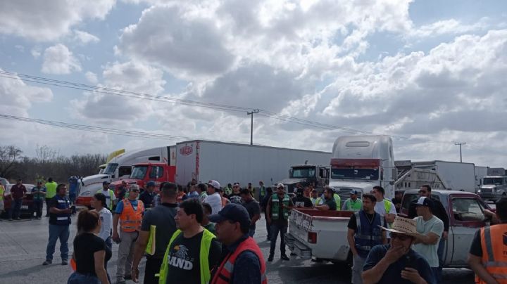 Operadores de tráileres bloquean el Puente III; piden que escuchen sus peticiones
