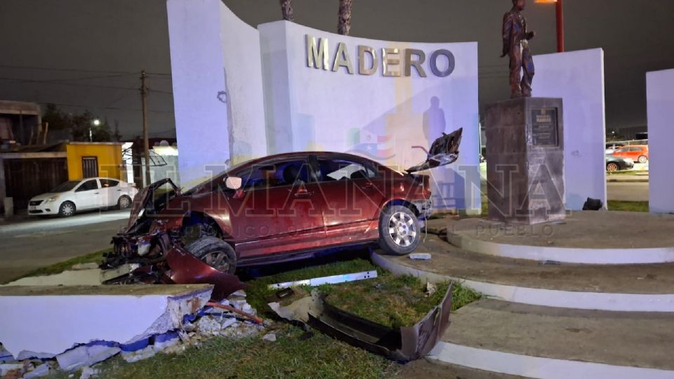 La conductora y los dos pasajeros dentro del auto quedaron sumamente lastimados, evitando por centímetros la estatua del expresidente mexicano