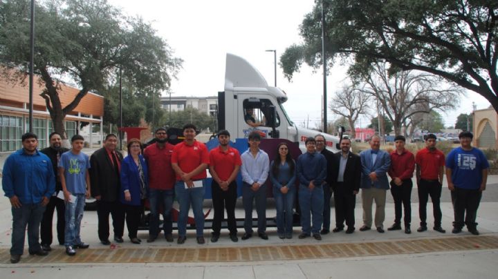 Alumnos de preparatoria del LISD tendrán licencia para manejar camiones gratis; ¿de qué se trata?