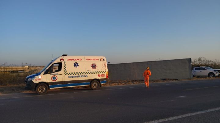 Trailero 'vive de milagro' tras volcar en la Carretera Nuevo Laredo- Monterrey; así quedó la unidad