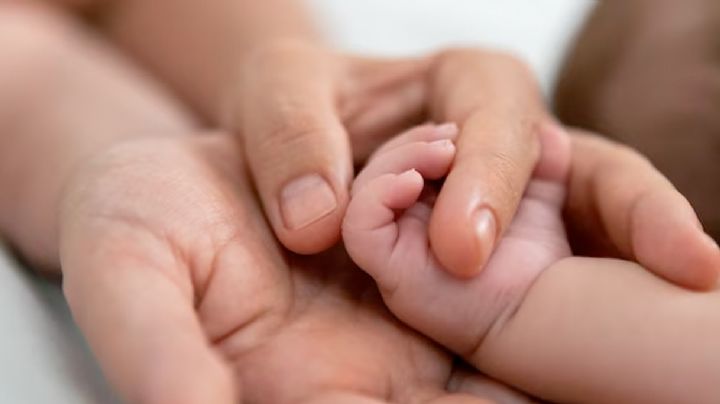 Médico realiza cesárea basándose en videos de YouTube; mujer y su bebé mueren durante la cirugía