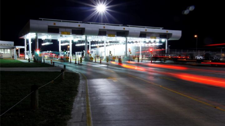 Mujer llevaba dos niños sin 'papeles' al norte de Laredo; Patrulla Fronteriza la detiene