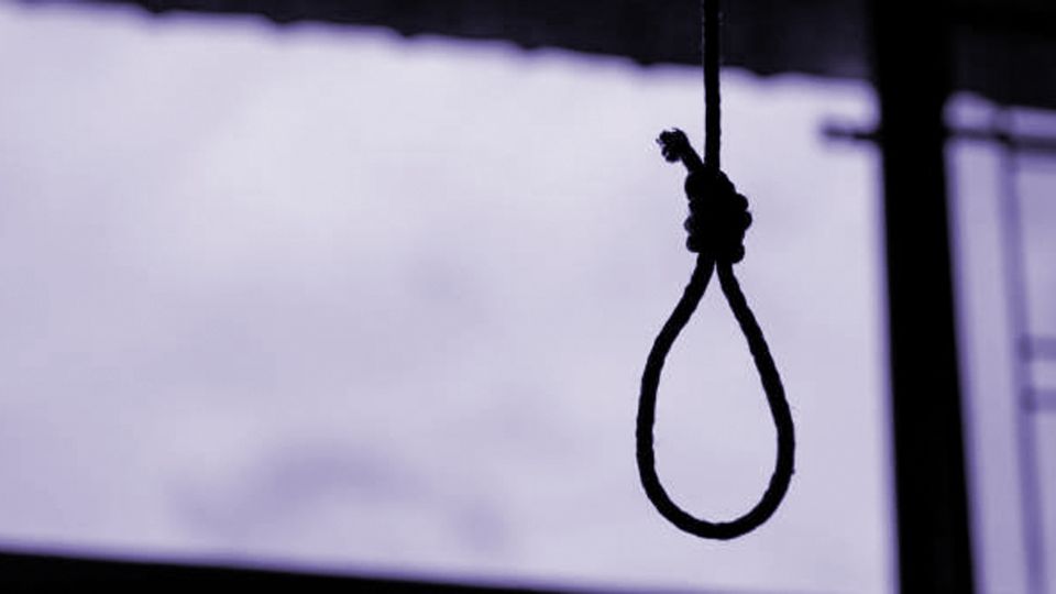 Hombre sale por la puerta falsa.